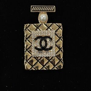 Fashion Gold Quilted Logo-Accent Brooch with Pearl Detail